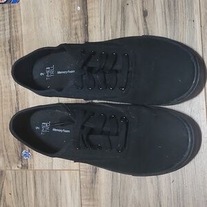 Tennis shoes